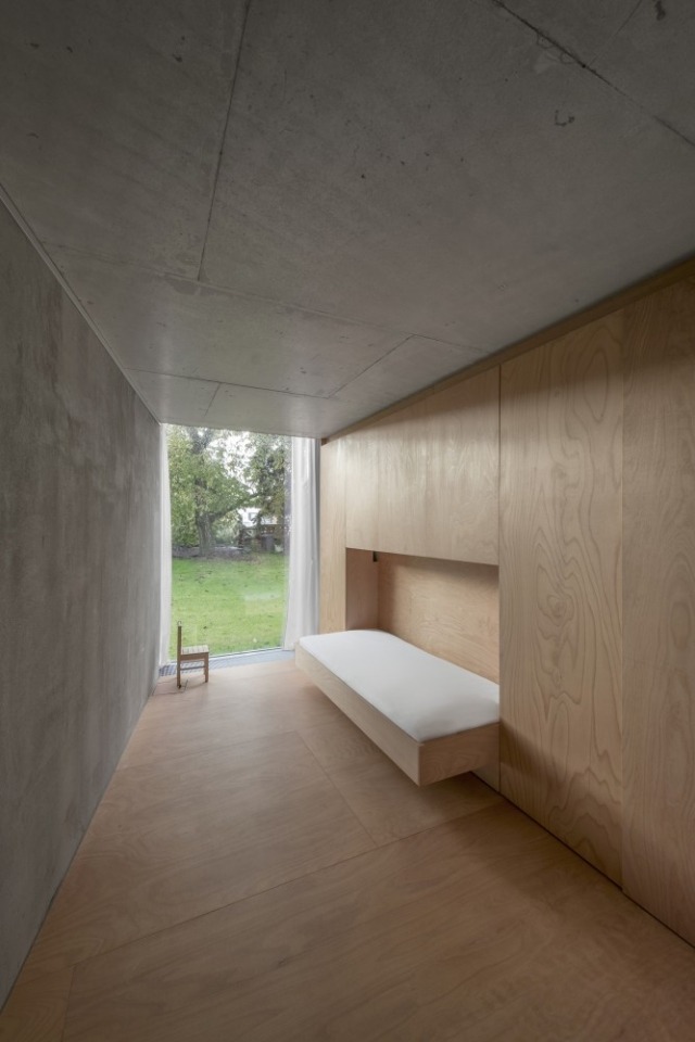 camaleão-casa-interior-design-cama dobrável-madeira-piso-concreto-teto