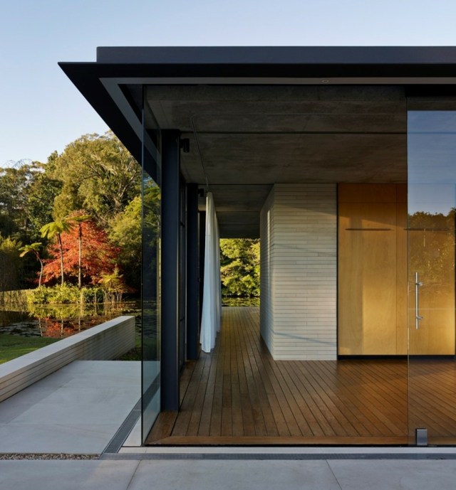 Parede de pedra da sala de estar da entrada da casa com porta de vidro