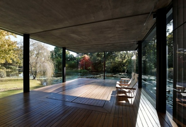 Piscina interior de casa em formato de cubo