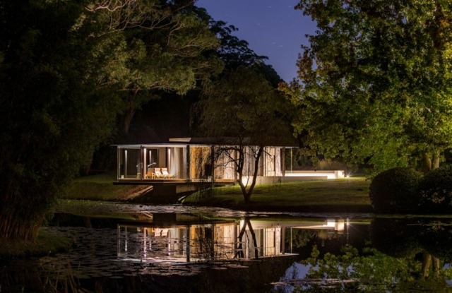 Fachada de vidro com belas ideias de iluminação para a noite