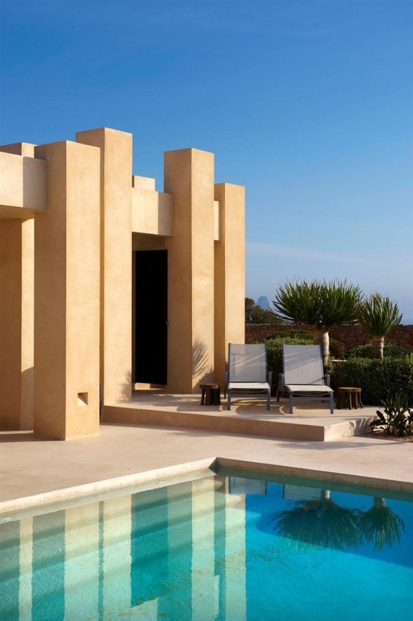 Casa de férias Ibiza com piscina e espreguiçadeiras cinzentas