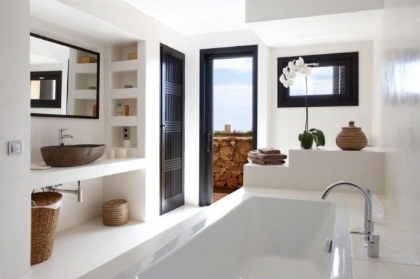 Interior luxuoso do banheiro de madeira marrom branco estilo mediterrâneo