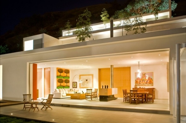 Casa na encosta das montanhas, luz quente dentro do lado de fora