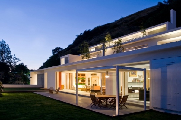 Casa na encosta nas montanhas, design de iluminação do pátio