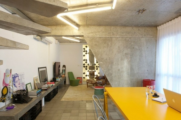 Apartamento-interior-moderno-cozinha-mesa-amarela na cidade