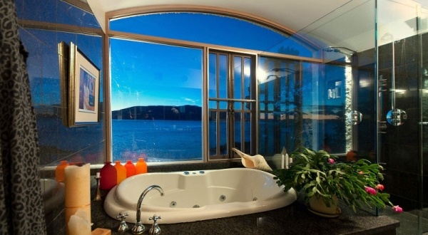 água da casa com banheiro panorâmico de tirar o fôlego