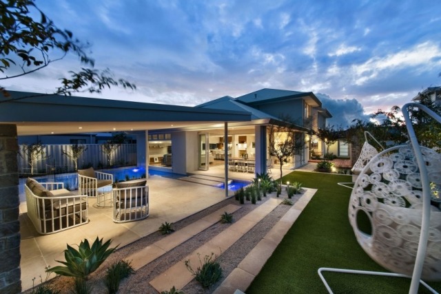 casa-de-luxo-na-costa-australiana-extenso-jardim-terraço