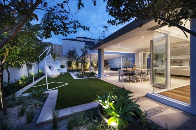 moderno-imobiliário-jardim-cadeira suspensa-quadro revestido a pó branco