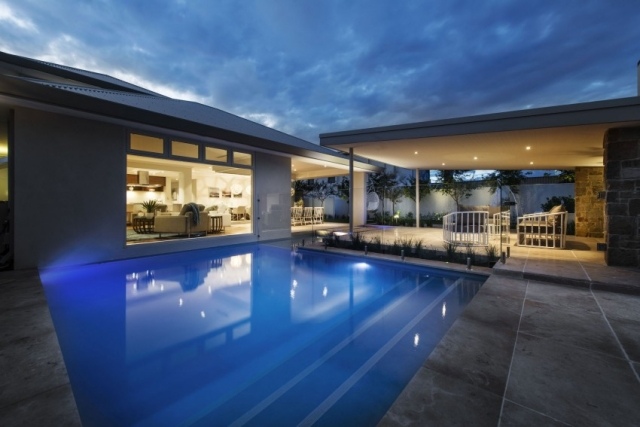 The-Etesian-luxo-costeira-casa-com-piscina-externa-construção de concreto