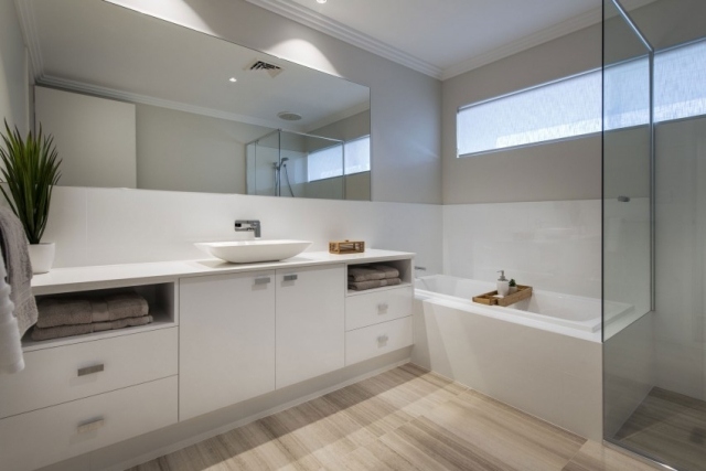 armário-branco-toalha-prateleira-banheira-banheiro-etesiano