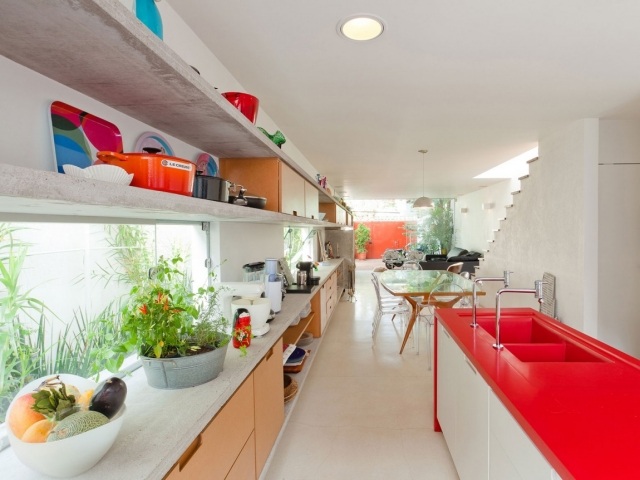piso-plano estreito-mobiliário-cozinha-ilha-parede traseira-vidro-concreto-prateleiras de parede