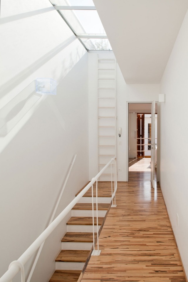 corredor-piso laminado-claraboias-escada-acesso-telhado