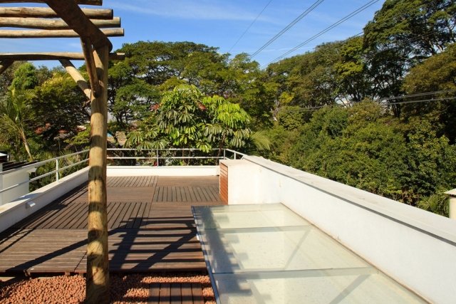 casa-estreita-lote-telhado-terraço-piso de madeira-pérgula