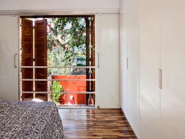 quarto - piso laminado - madeira - janela dobrável - vista para o pátio interno