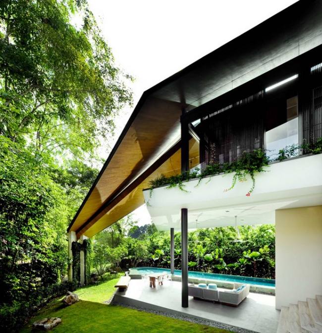 casa moderna em cingapura, terraço coberto com pilares de teca