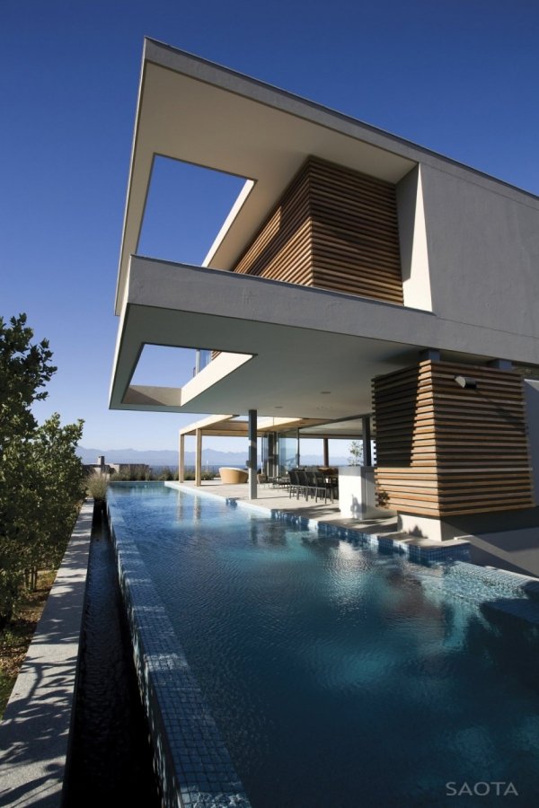 casa moderna com muita luz de vidro piscina infinita SAOTA