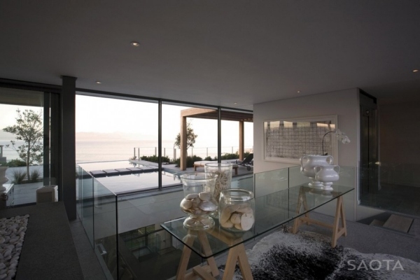 casa moderna mesa de vidro conchas parapeito de vidro
