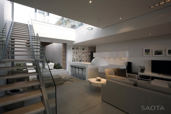 casa moderna com muita luz de vidro cozinha área de estar grade de vidro