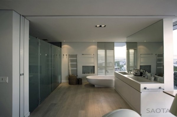 casa moderna com muitos azulejos de granito no banheiro de vidro claro