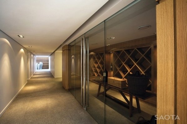moderna casa unifamiliar com paredes de vidro em adega de vinho