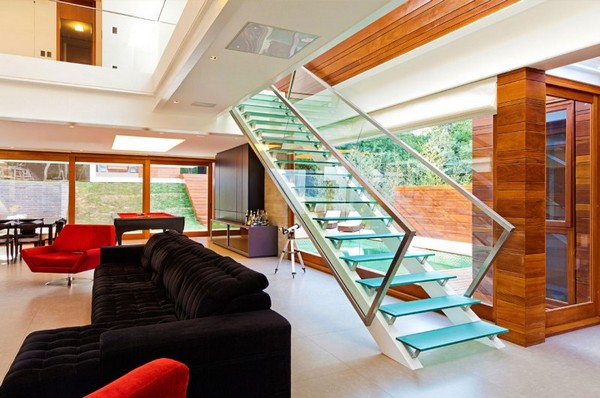escada de vidro para sala de estar espaçosa