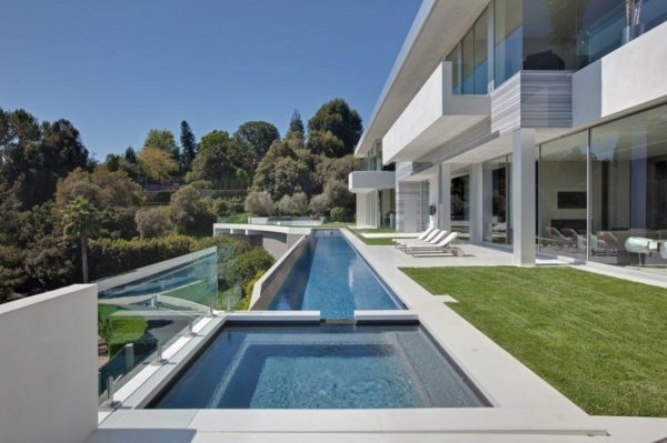 piscina moderna em propriedade de luxo