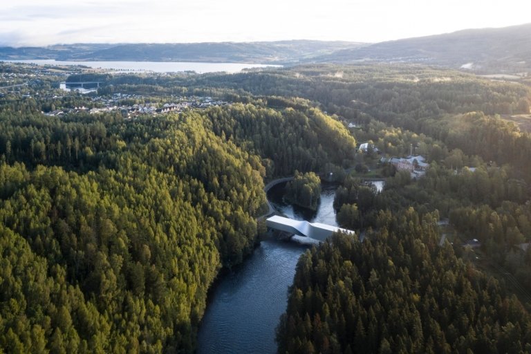 vista do pássaro do novo museu de arte na área arborizada como uma ponte habitável