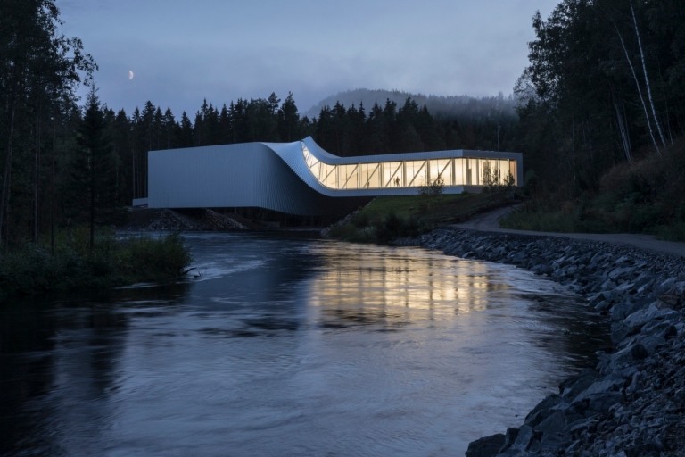 o rio randselva corre sob um museu moderno com uma estrutura torcida