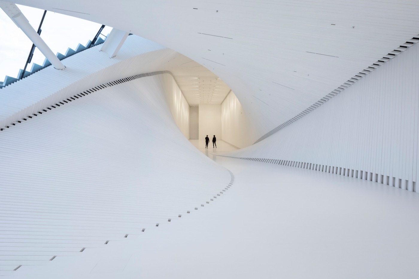 interior retorcido em branco projetado para um toque moderno de museu na Noruega
