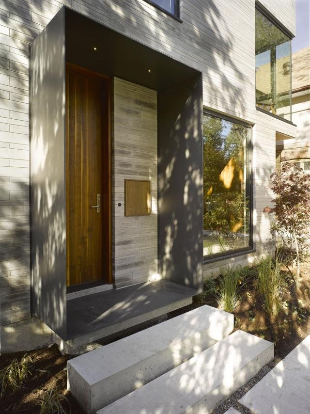 casa de sonho moderna, lote vazio, entrada estreita, porta da frente de madeira