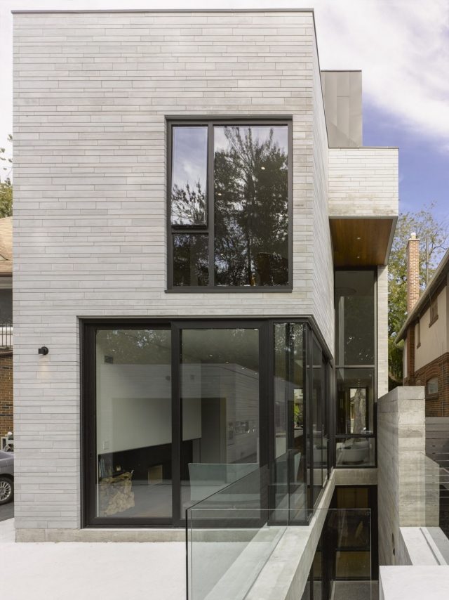 fachada de casa estreita moderna, azulejos cinza com moldura preta