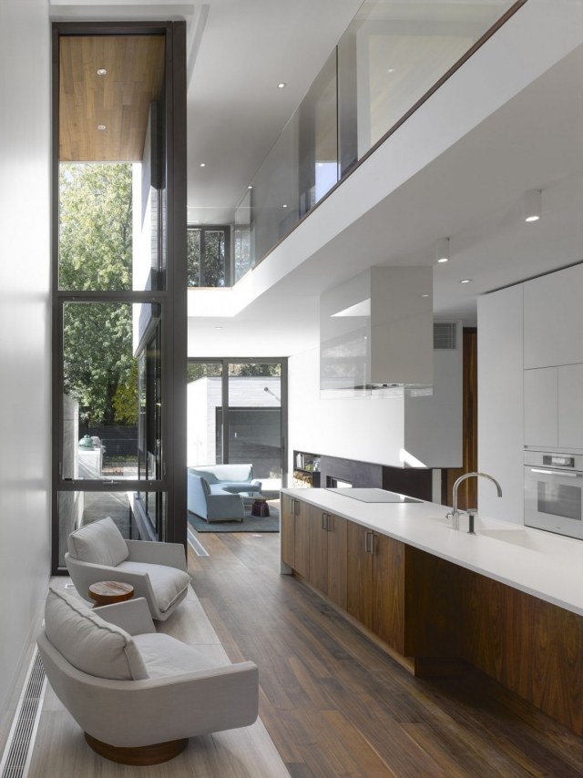 mobiliário moderno para casa estreita, cozinha, ilha, frentes de madeira branca