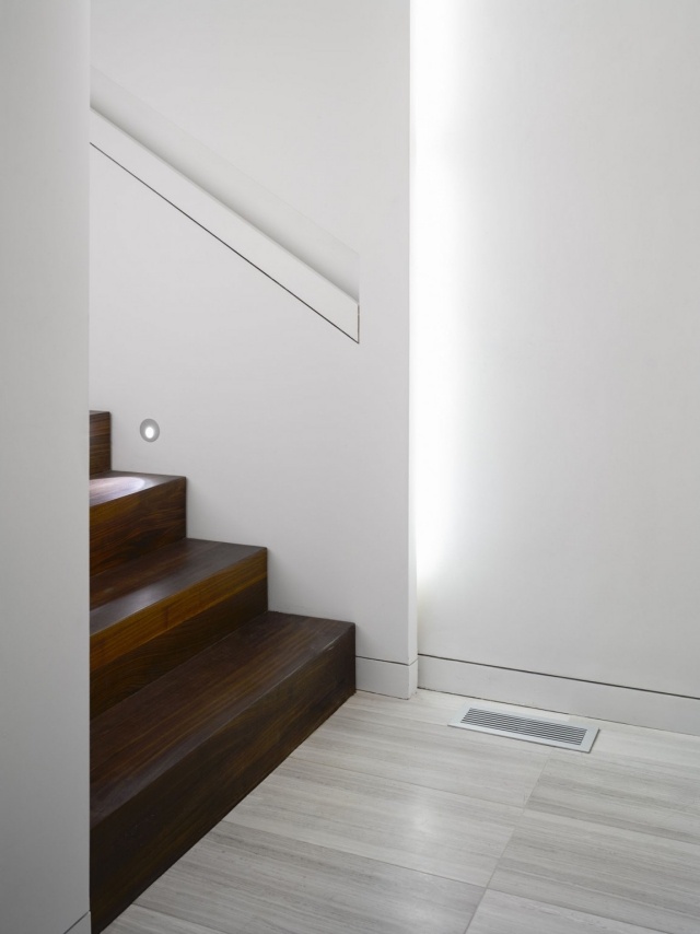 projeto da escada degraus de madeira piso de cerâmica cinza luzes da escada corrimão