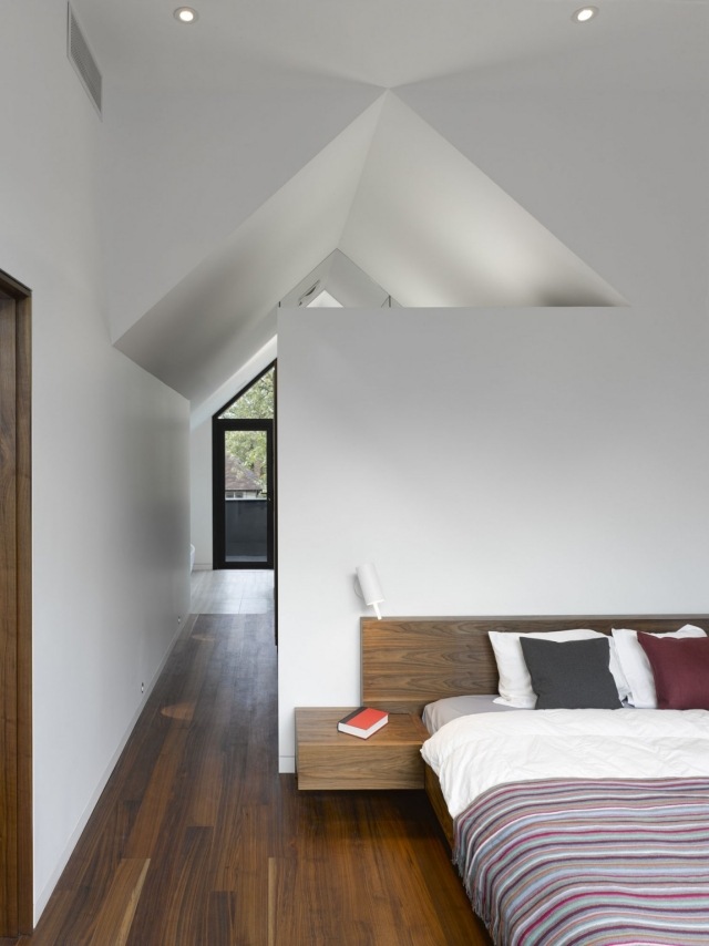 quarto, piso de madeira, cabeceira, teto inclinado, paredes brancas
