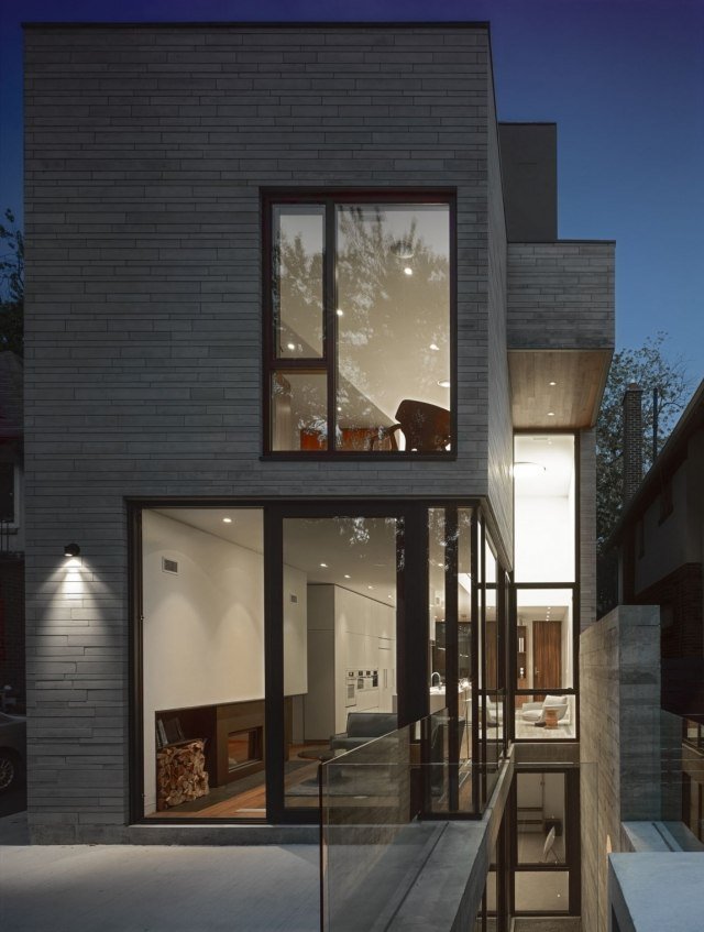 fachada de casa moderna com janelas cinza até o teto