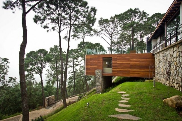 casa na floresta moderna ponte íngreme na encosta