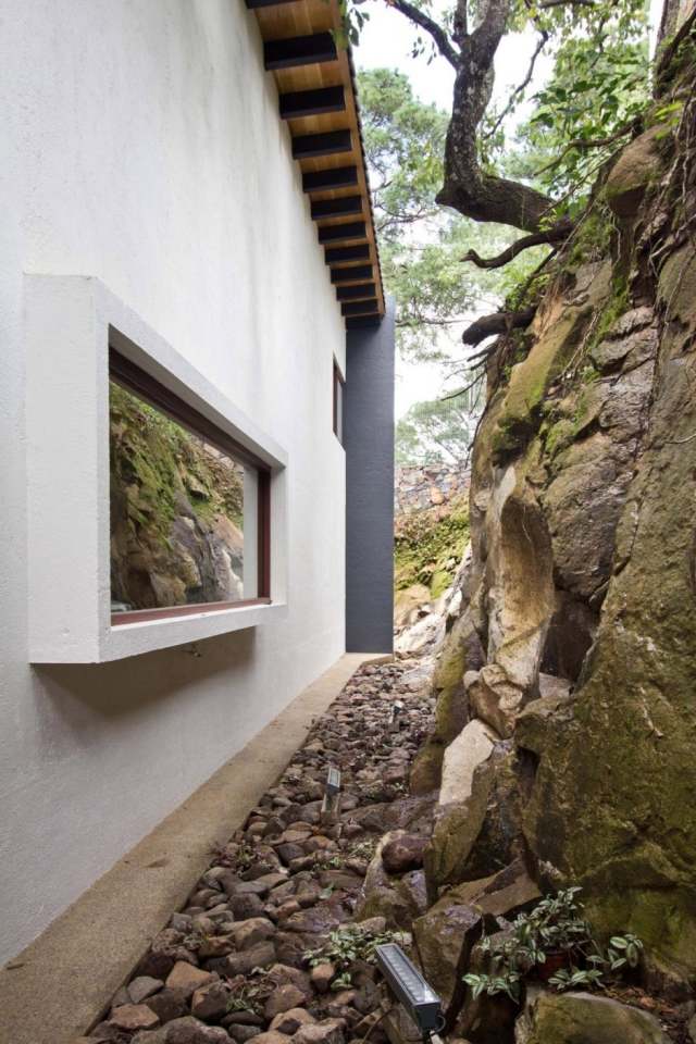 casa da floresta ema architects rock entrada