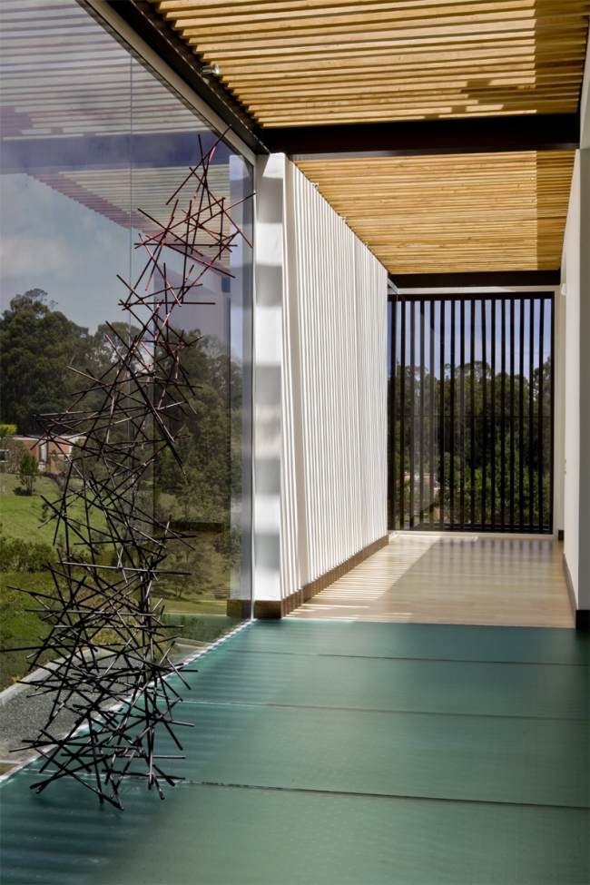 casa moderna colômbia parede de vidro com vista para corredor
