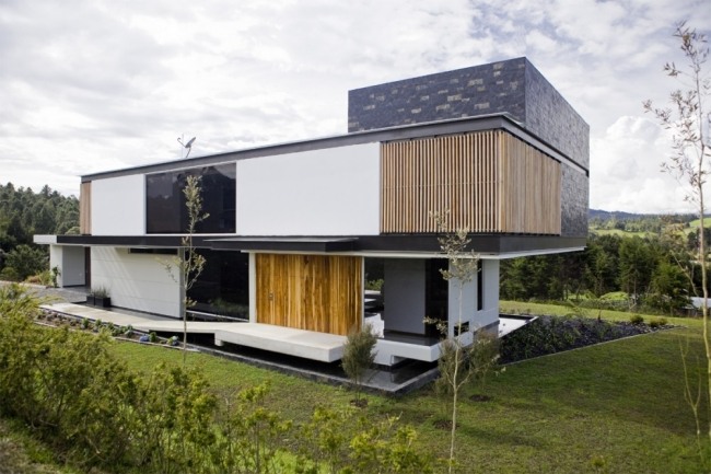 fachada de casa moderna preto branco porta de madeira