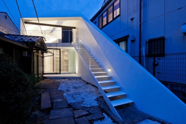 arrow house tokyo white fachada de dois andares