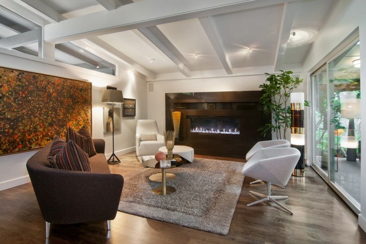 moderna-sala de estar-lareira a gás-quente-marrom-tons-branco