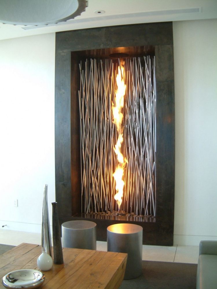 moderna-sala de estar-lareira-design-vertical-chama-decorativa-hoker-mesa de madeira