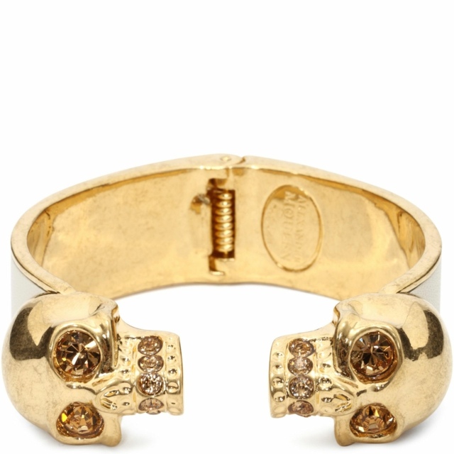 Bijuterias com pulseira de ouro e brilho