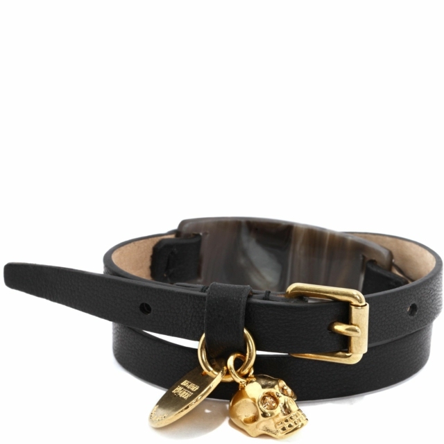 Pulseira de couro preto embrulhada em joias