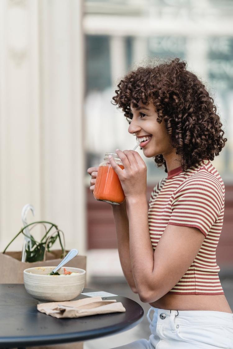 Tendências da moda para o outono e o final do verão em camisetas de malha