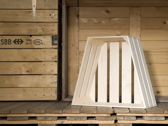 Móveis feitos de formas modulares de paletes Euro combinam tamanhos