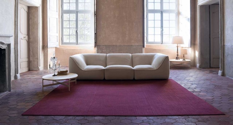 sofá modular -design-design-bege-poltrona-três-lugares-assento-carpete roxo