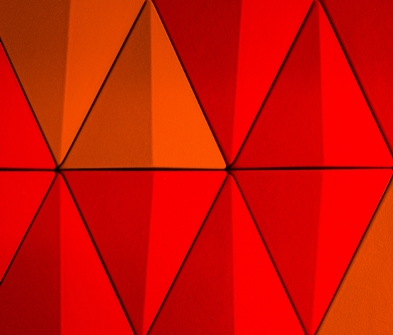 Design de sistema de parede vermelha de painéis triangulares