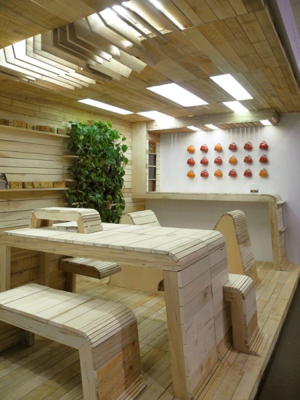 unidades modulares de madeira na área de estar do escritório