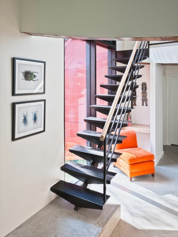 interessante-escada-ferro-laranja-poltrona